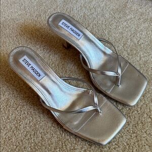 Steve Madden Silver Metallic Thong Sandal | Kitten Heel | Square Toe | Size 8